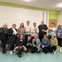 von links nach rechts die ehrenamtlichen Mitarbeiter der Jugendclubs: Hinten: Kati Speer (Jugendbetreuerin JAP), Michelle Schrumpf (Ehrenamt JAP), Johanna Kallenbach (Ehrenamt Witzelroda), Anton Reum und Henry Kost (beide Ehrenamt Etterwinden), Bastian Gebhardt, Tina Hellmann und Katja Hartmann (alle Ehrenamt Barchfeld) Vorne: Lea Senf (FDL Jugendbetreuung), Luca Paul Baier und Ivonne Baskakow (beide Ehrenamt Barchfeld), Gabi Güth (Jugendbetreuerin Barchfeld), Michelle Döhrer (Ehrenamt Barchfeld)  - Es fehlen: Stephanie Rassbach, Alexandra Ohlandt, Annekatrin Scheidler und Michelle Raßbach (alle Jugendclub Barchfeld), Niclas Hausdörfer und Yanneck Hellmann (beide Jugendclub Immelborn), Manuel Schwichtenberg, Jannis Zimmermann und Fyn-Luca Steigleder (alle Jugendclub Möhra).